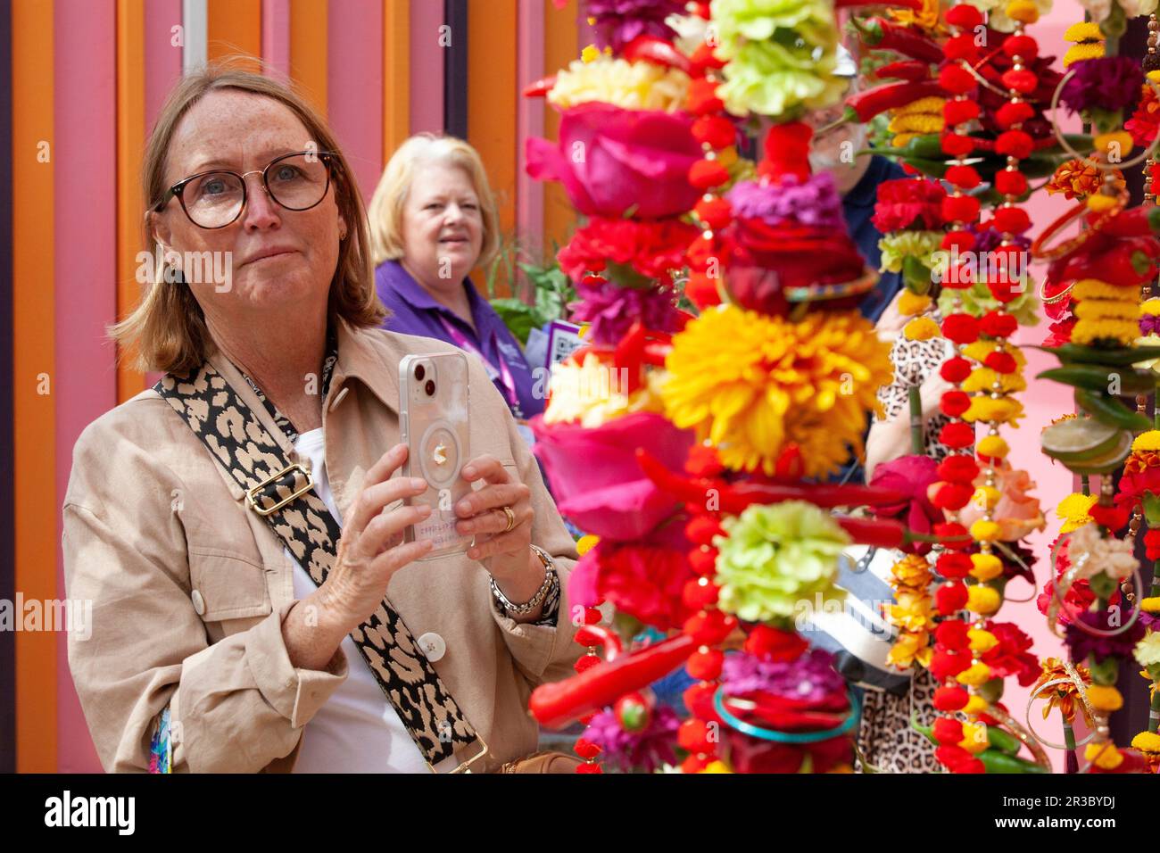 Londra, Regno Unito. 23rd maggio, 2023. Il RHS Chelsea Flower Show si apre al pubblico. Il RHS e l'Eastern Eye 'Giardino dell'unità' è stato progettato da Manoj Malde, che ieri si è sposato con Clive Gillmor nel primo matrimonio mai tenuto al salone dei fiori. Credit: Anna Watson/Alamy Live News Foto Stock