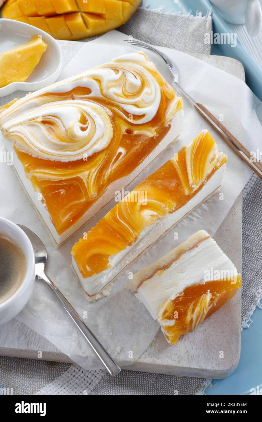 Cheesecake in schiuma con mousse al mango Foto Stock