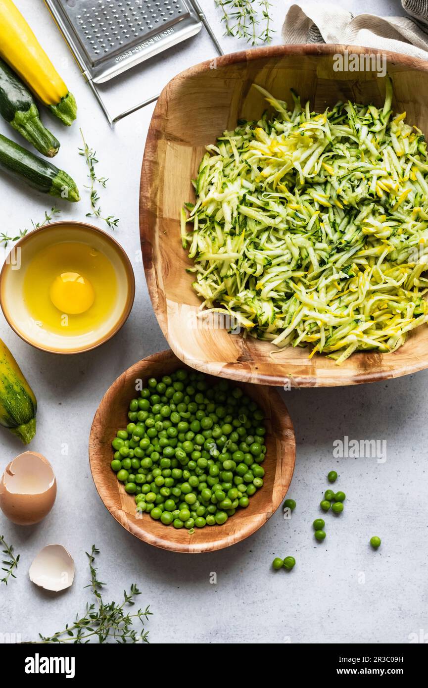 Ingredienti per frittura di zucchine e piselli Foto Stock