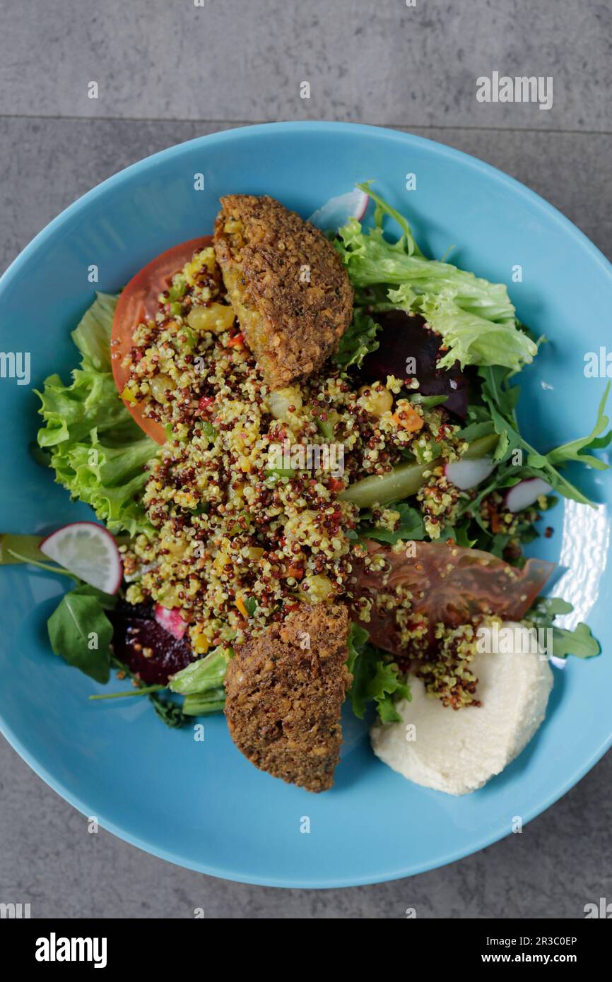 Insalata di quinoa con polpette di vegan Foto Stock