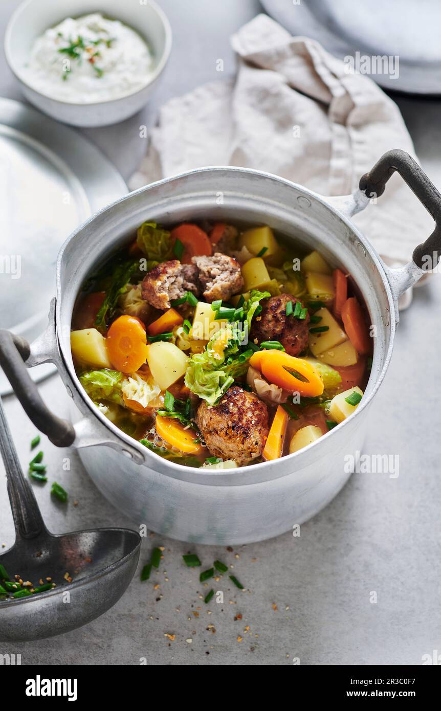 Inverno verza cavolo e carota stufato con polpette Foto Stock