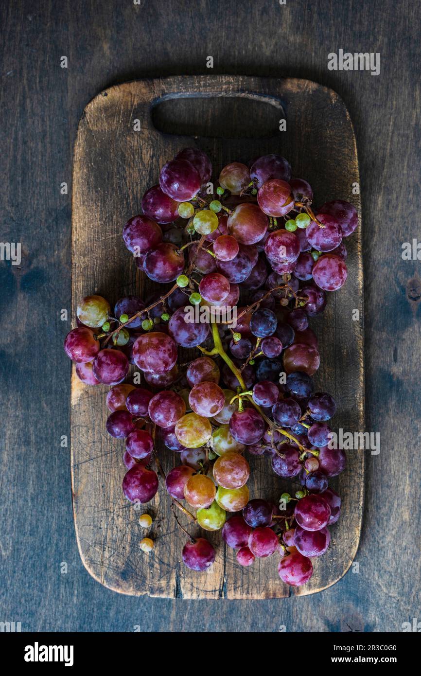 Uva cruda e matura come concetto di cibo estivo Foto Stock