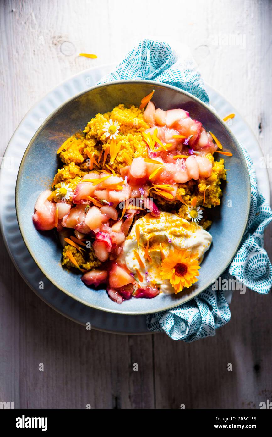 Couscous curcuma di cocco con pesca e yogurt Foto Stock