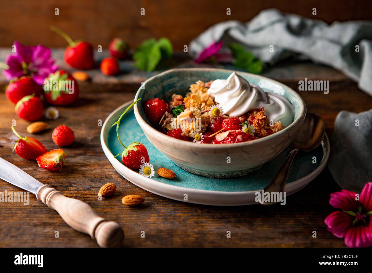 Crumble di mandorle e fragole Foto Stock