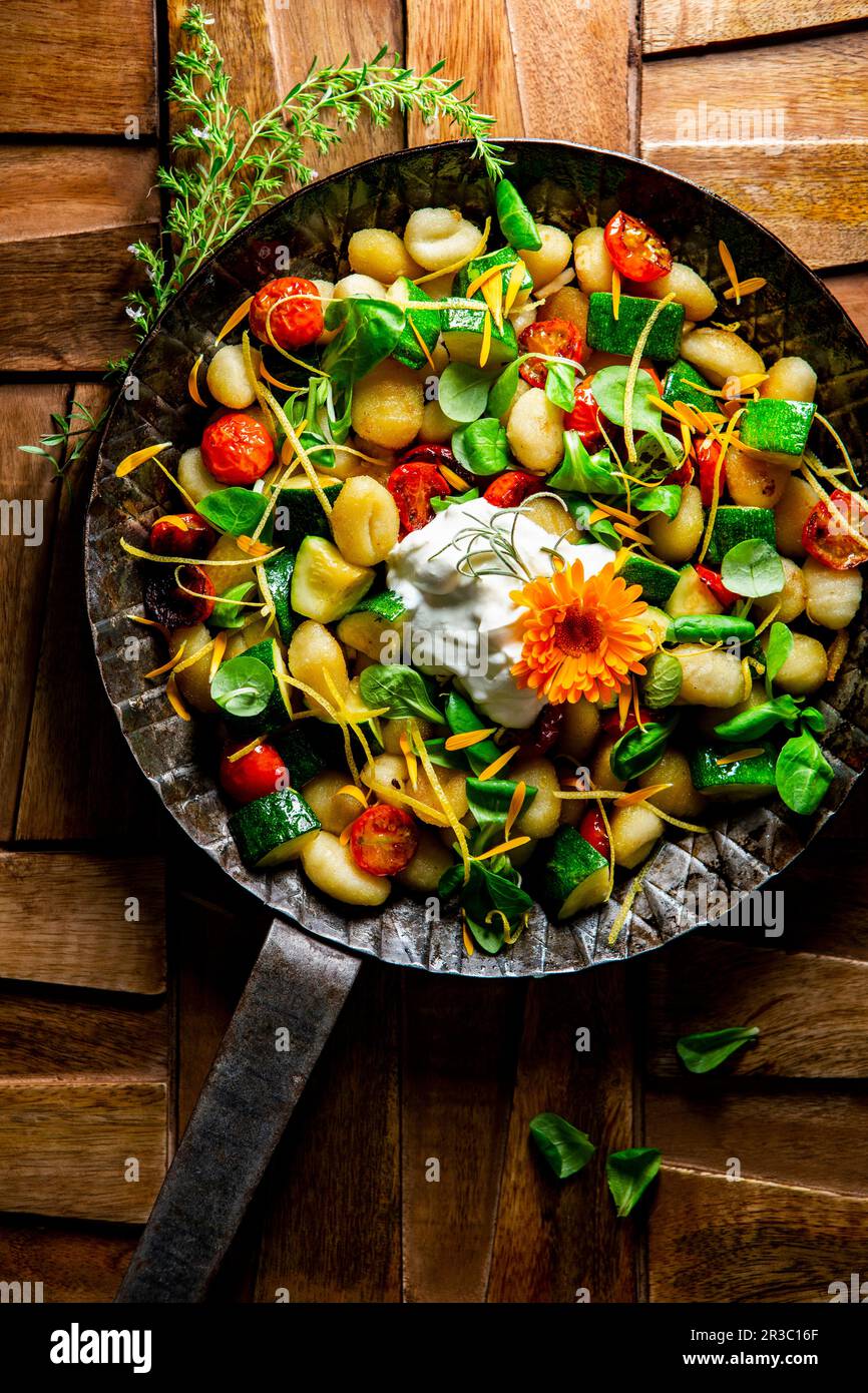 Gnocchi croccanti con verdure Foto Stock