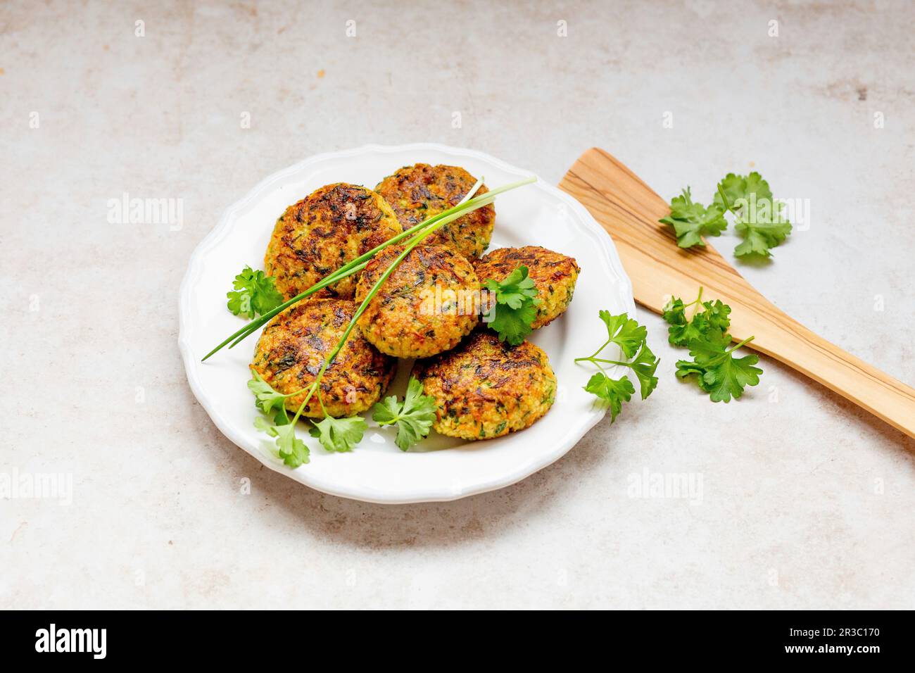 Polpette di miglio con erbe Foto Stock