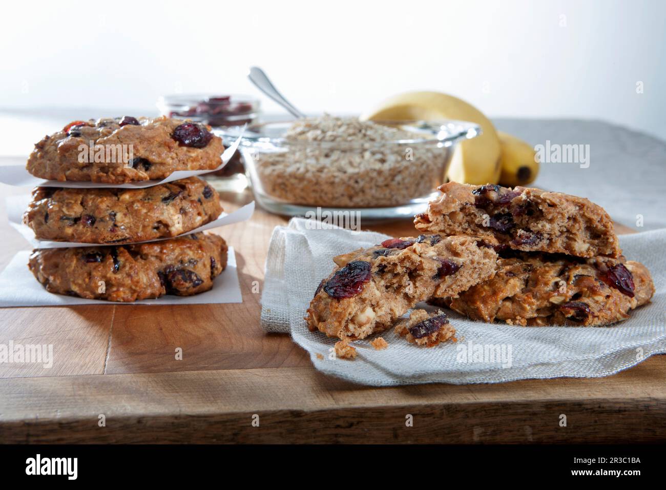 Biscotti di farina d'avena al mirtillo rosso della banana rotti Foto Stock