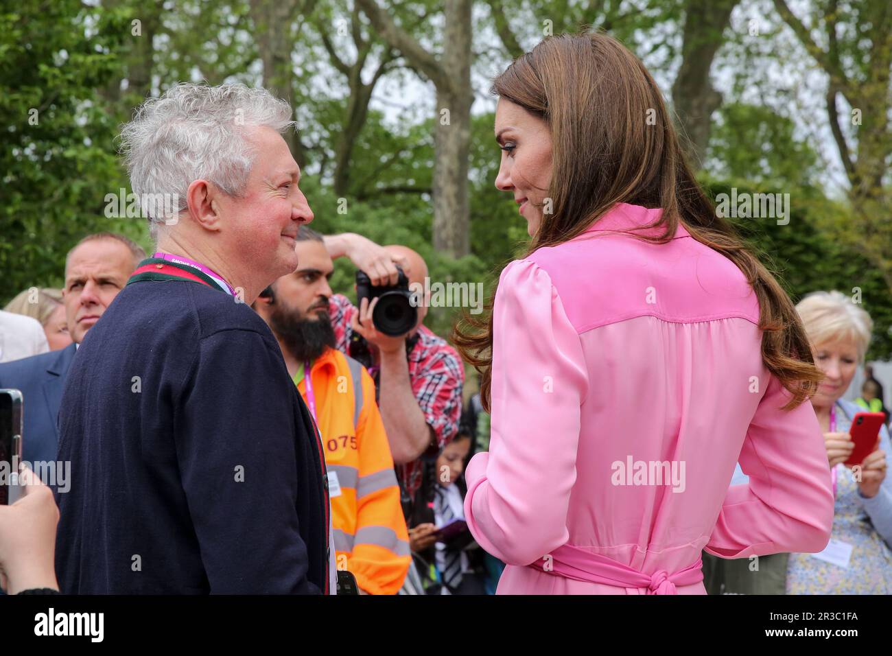 Catherine, Principessa del Galles, parla con un direttore musicale irlandese e personalità televisiva, Louis Walsh durante la sua visita ad un giardino dello spettacolo al RHS Chelsea Flower Show. Catherine, Principessa del Galles, fa una visita a sorpresa al RHS Chelsea Flower Show a Londra. Alla principessa si è Unito il colloquio con i bambini della scuola dalle scuole che prendono parte alla campagna di RHS per il giardinaggio della scuola. L'annuale RHS Chelsea Flower Show, una mostra giardino si tiene dalla Royal Horticultural Society nei terreni del Royal Hospital Chelsea. La mostra di giardinaggio si svolge per cinque giorni dal 23 maggio al 27 maggio. Foto Stock