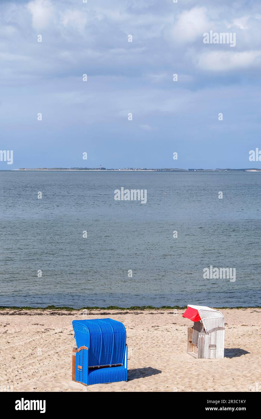 Sedie a sdraio sulla spiaggia di Utersum, FÃ¶hr Foto Stock