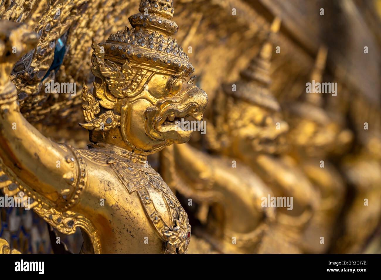 Reihe vergoldeter Garudas, Wat Phra Kaeo, der buddhistische Tempel des Königs im alten Königspalast, Großer Palast Bangkok, Thailandia, Asien | golde Foto Stock