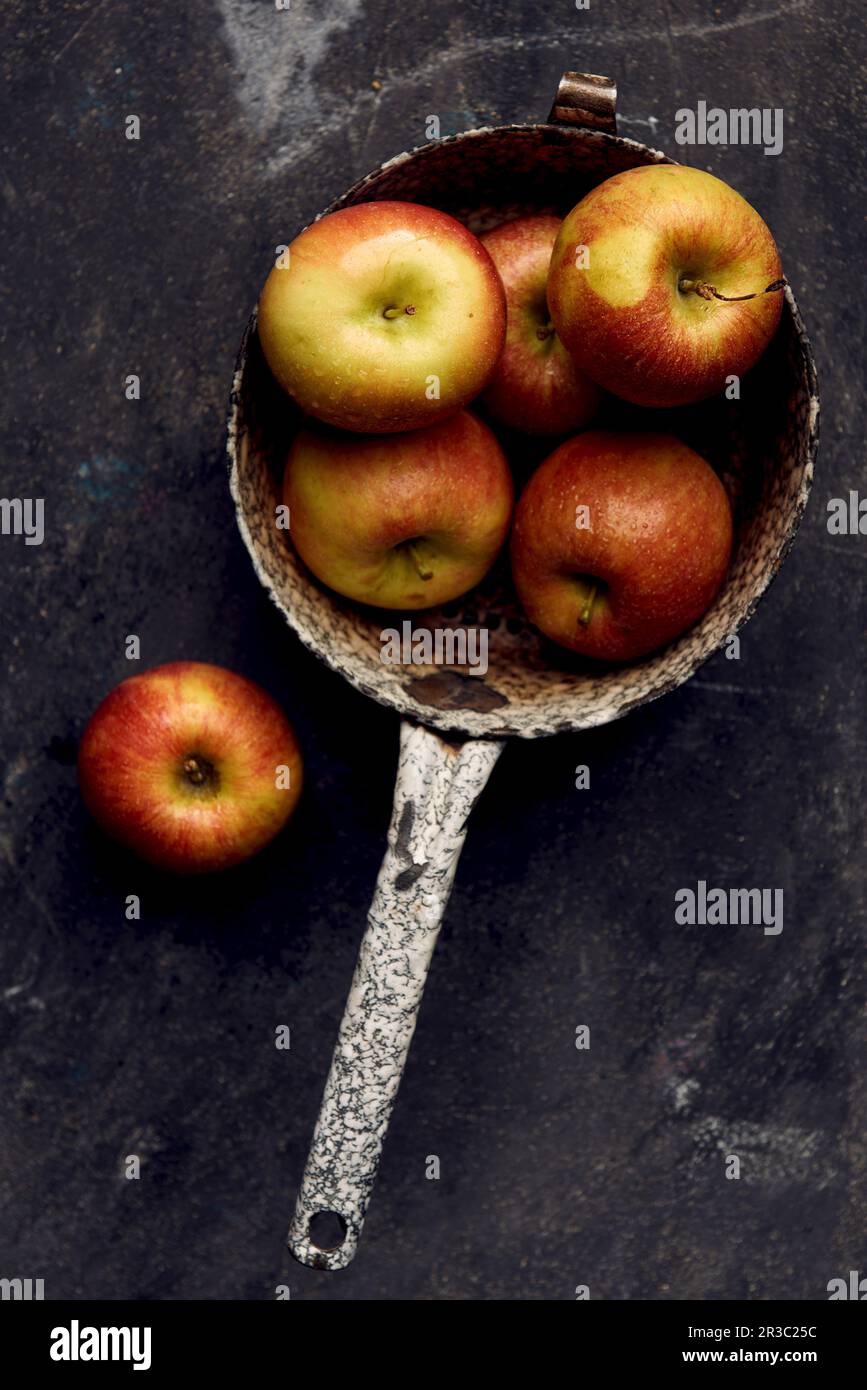 Braeburn mele in uno smalto colander Foto Stock