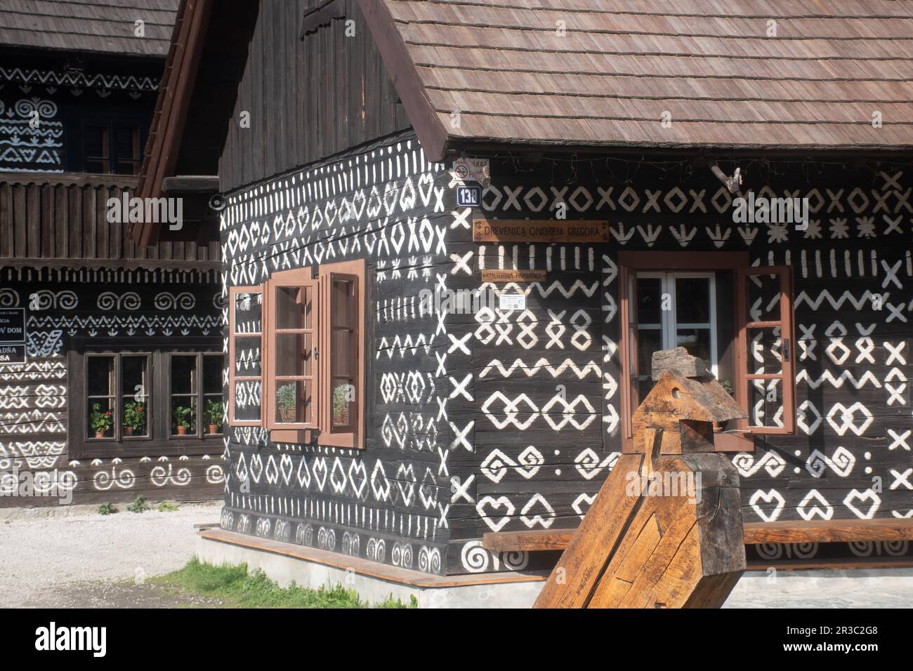 Facciata della casa decorata in bianco e nero nel villaggio popolare slovacco di Cicamany Foto Stock