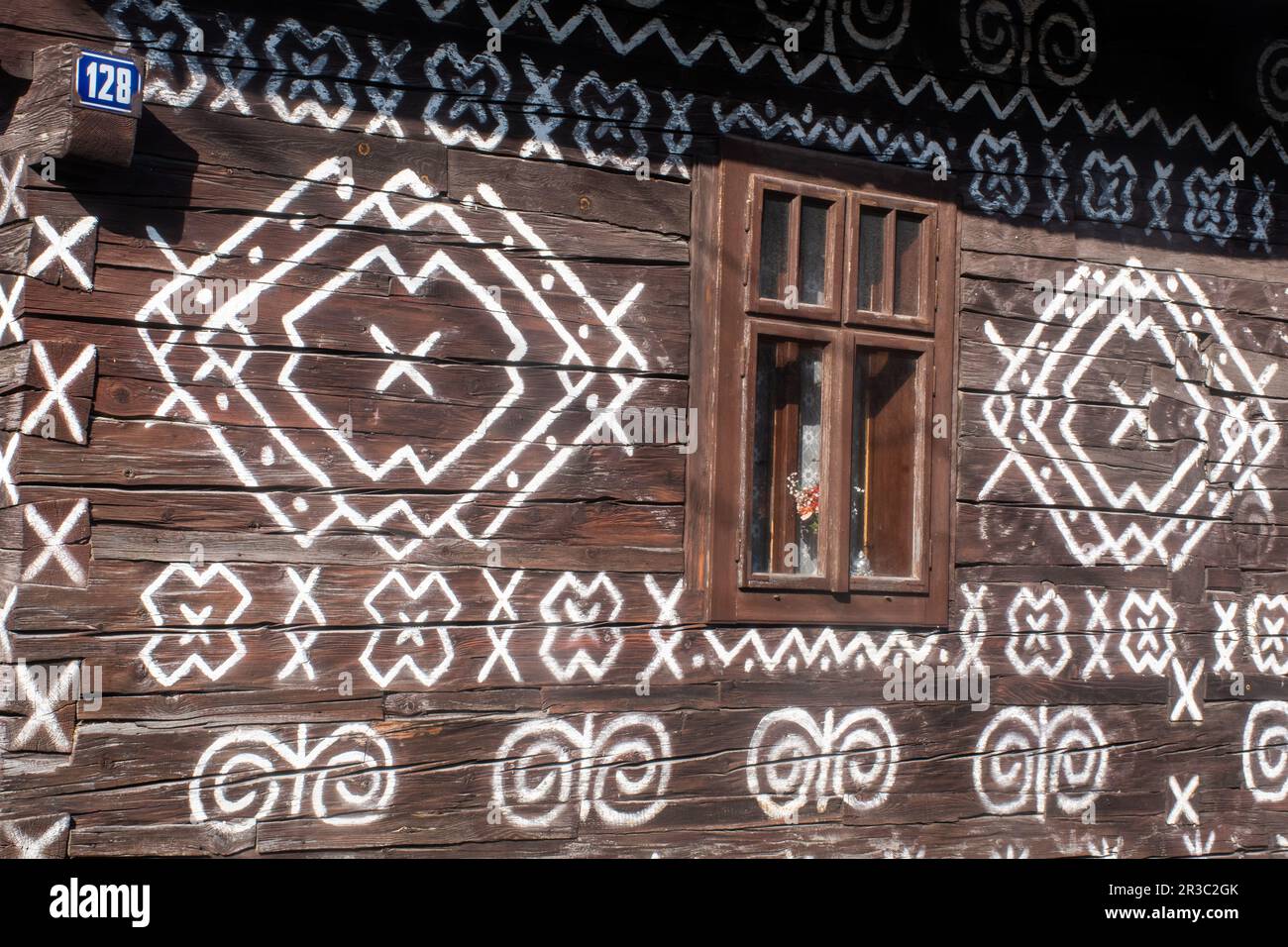 Lato della casa decorata in bianco e nero nel villaggio popolare slovacco di Cicamany Foto Stock