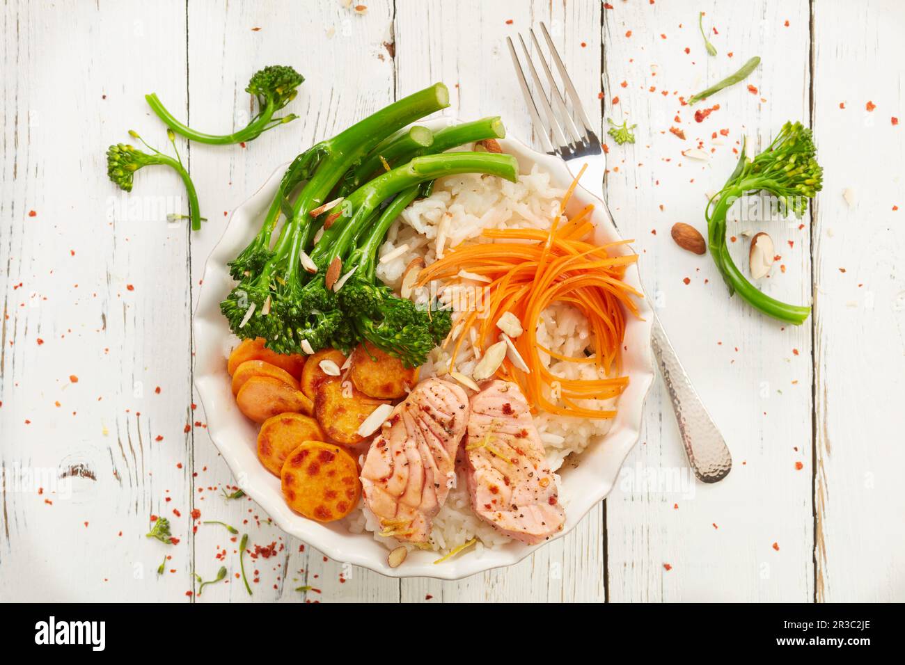 Una ciotola con salmone e broccoli Foto Stock