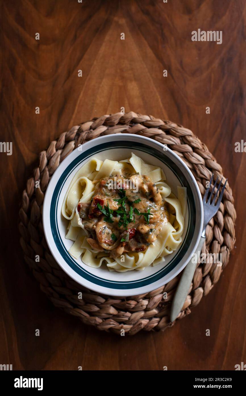 Tagliatelle con salsa di funghi Foto Stock