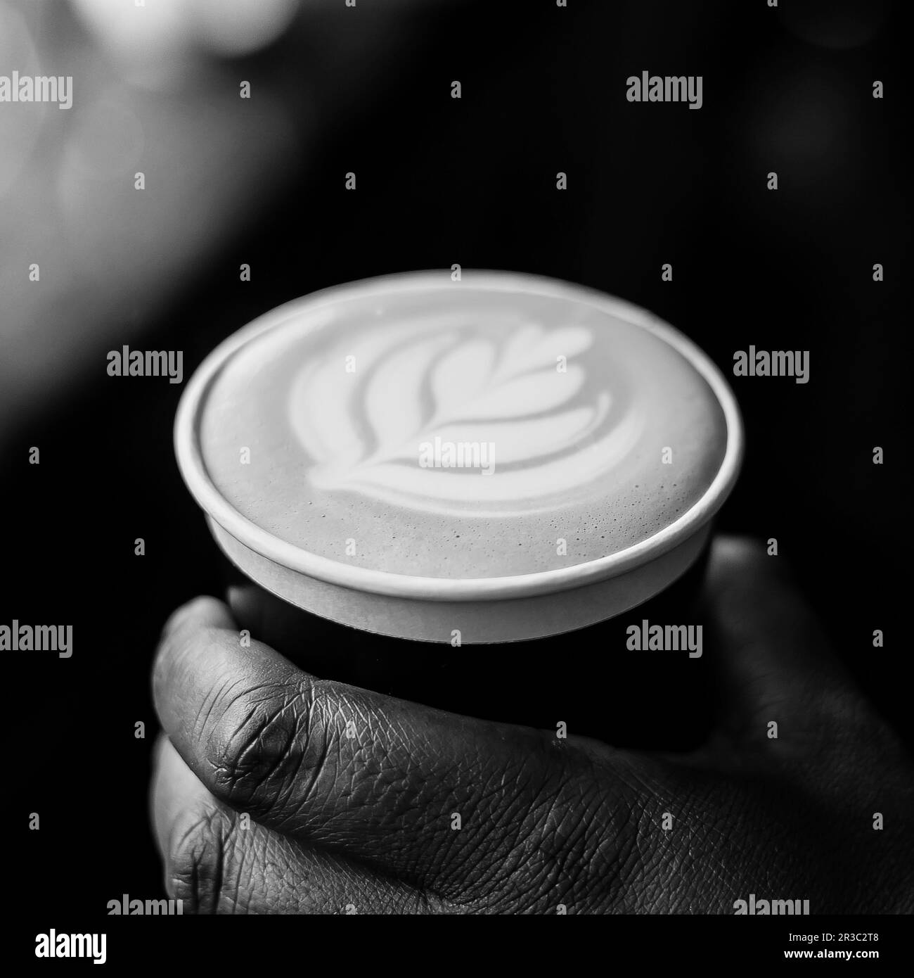 Barista africano del caffè che tiene una tazza di take away Foto Stock