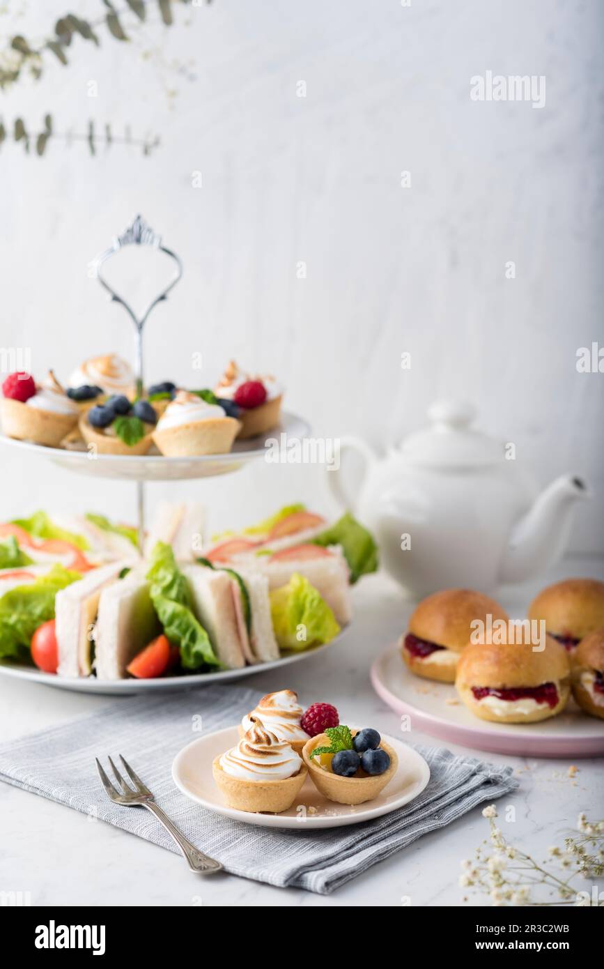 Tè pomeridiano con sostanziosi panini e crostate dolci Foto Stock