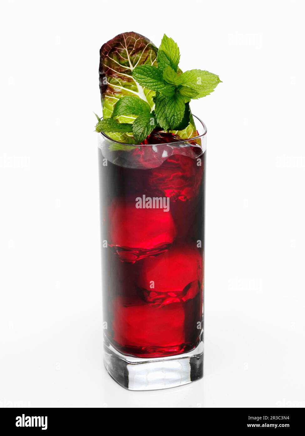 Hibiscus Tea di canapa ghiacciata guarnita con menta fresca e lattuga a foglia rossa Foto Stock