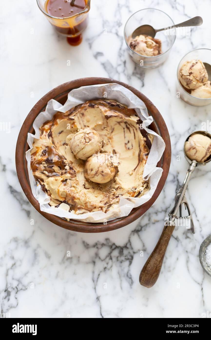 Gelato al caramello con vortice di cioccolato Foto Stock