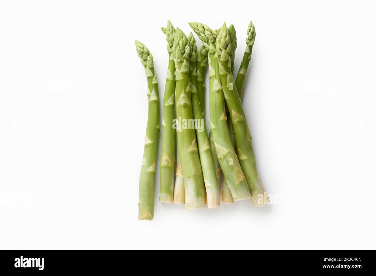 Freschi asparagi verdi isolati su sfondo bianco Foto Stock