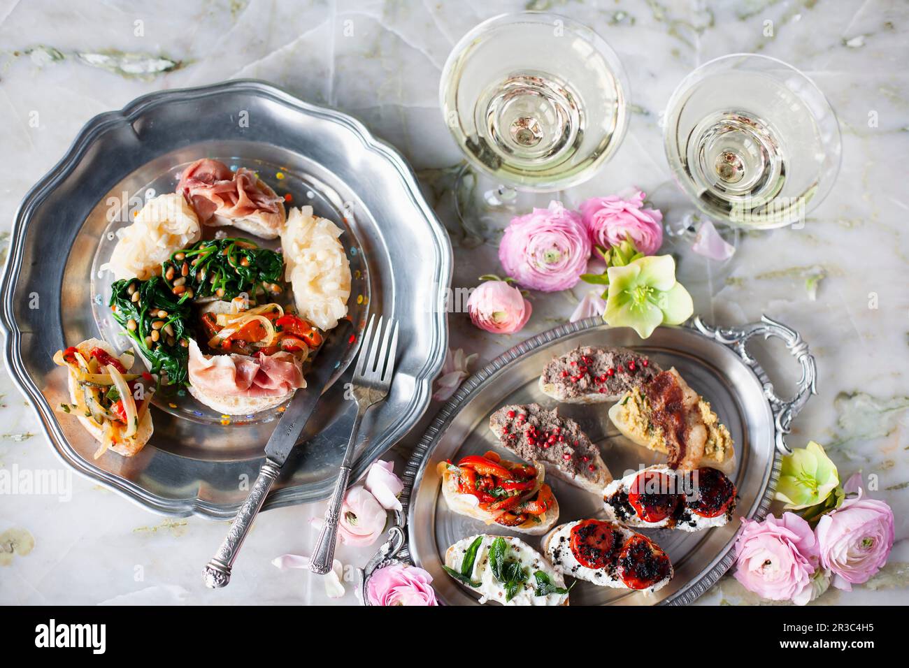 Panini Powerfood con trota affumicata e avocado, funghi e Labne, pollo e zucca arrosto, uovo mediorientale Foto Stock