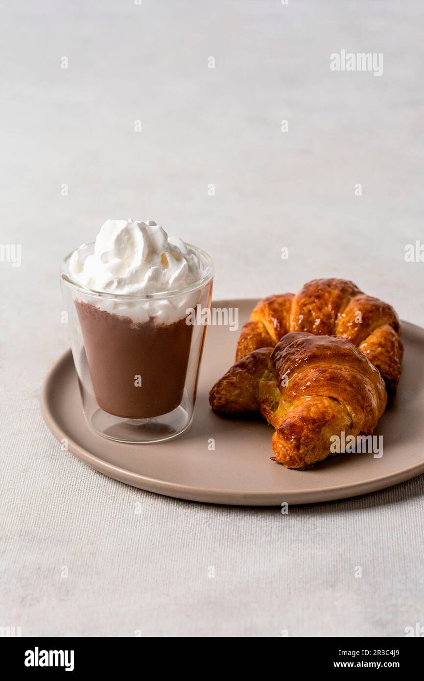 Cioccolata calda con croissant Foto Stock