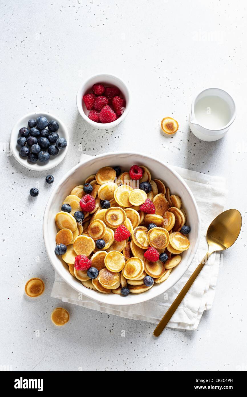 Pancake cereali con frutti di bosco Foto Stock