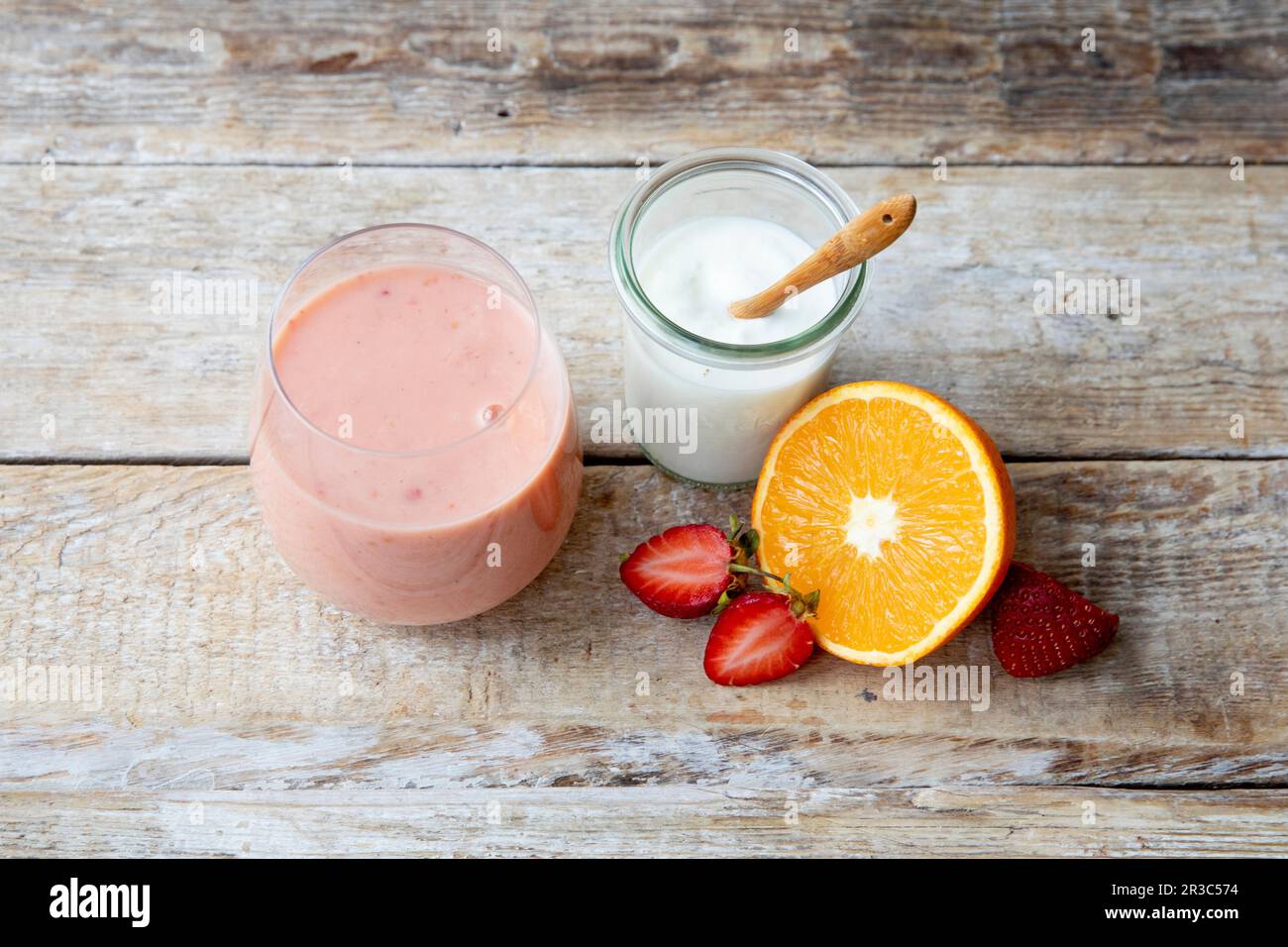 Bevanda allo yogurt alla fragola con arancia Foto Stock