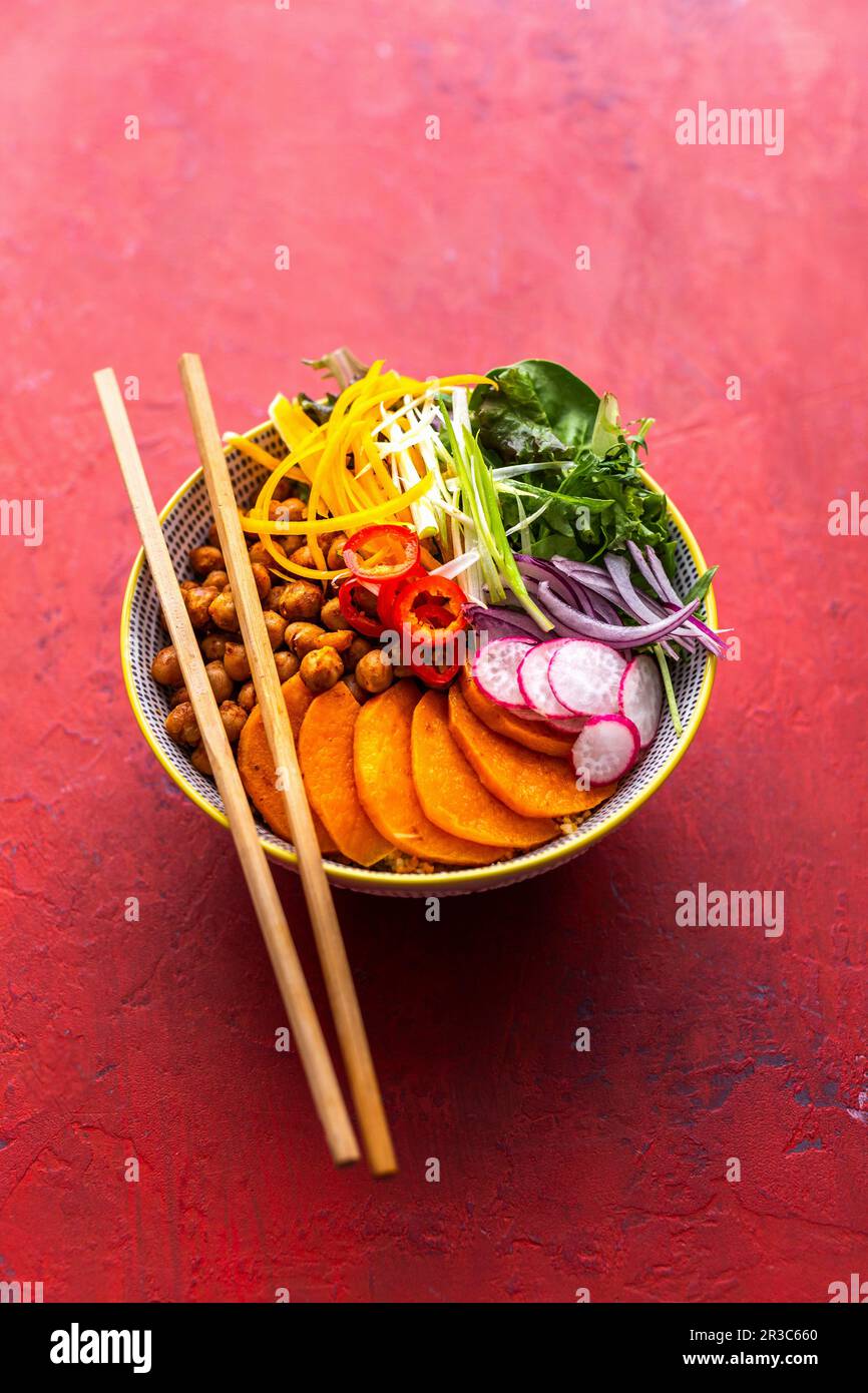 Insalata con ceci, peperoncino, peperoni, ravanelli, cipolle e patate dolci Foto Stock