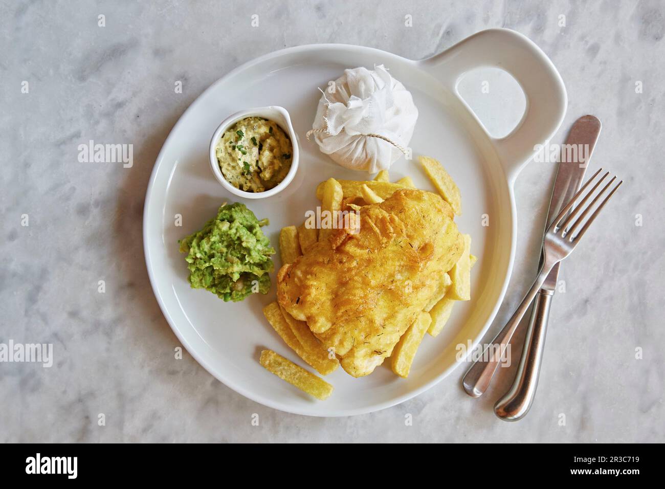 Pesce, patatine e fiacco piselli Foto Stock