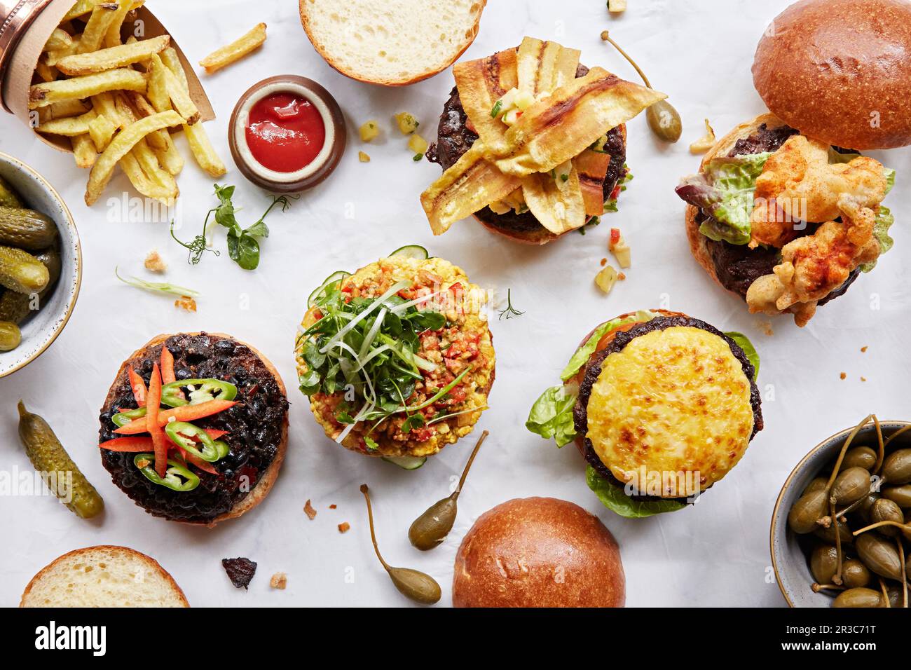 Un colpo in testa di hamburger e patatine fritte con sottaceti e bacche di cappero Foto Stock