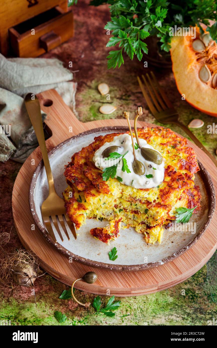 Frittelle di zucca servite con capperi Foto Stock