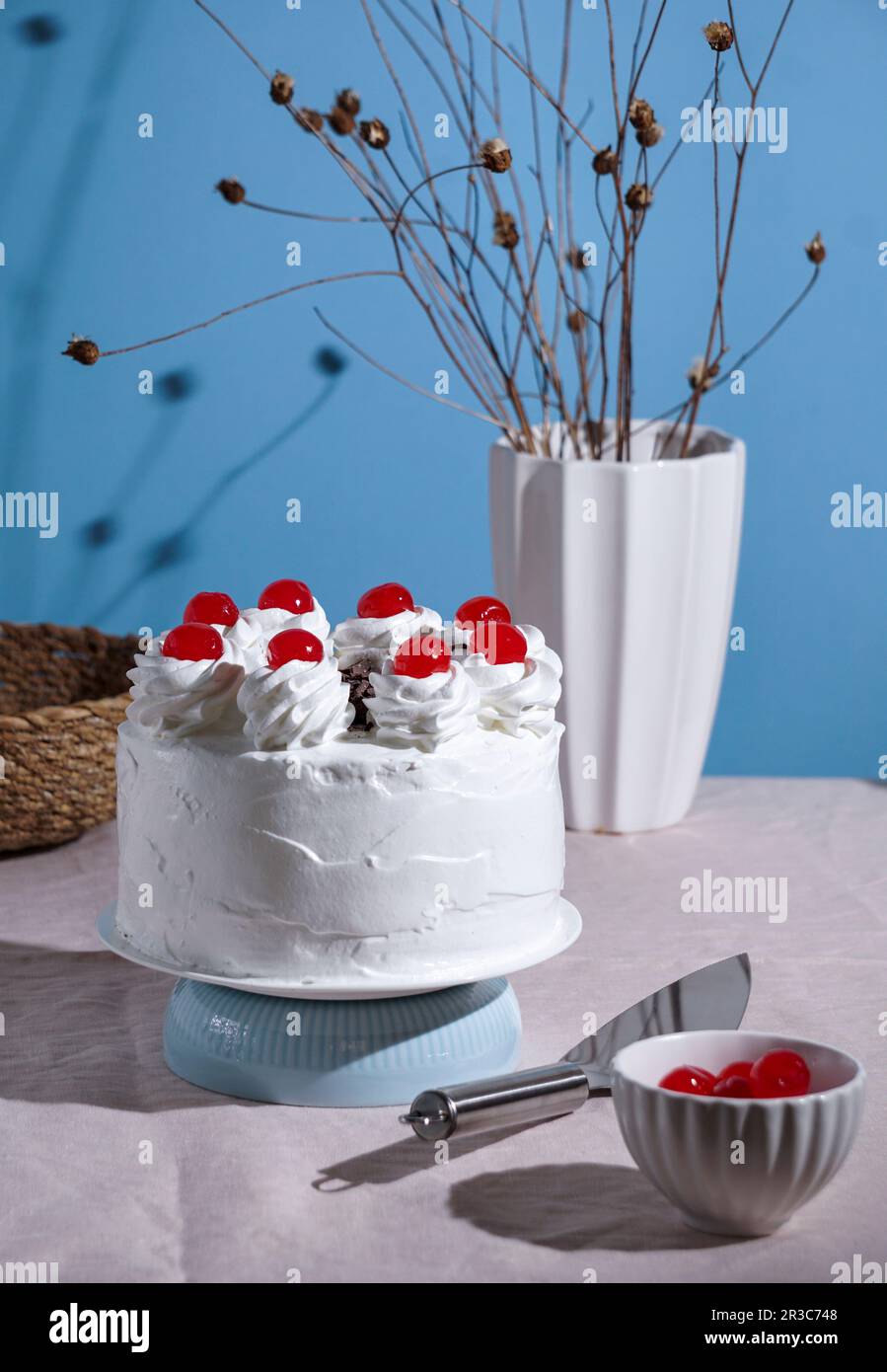 Torta di foresta nera con crema Foto Stock