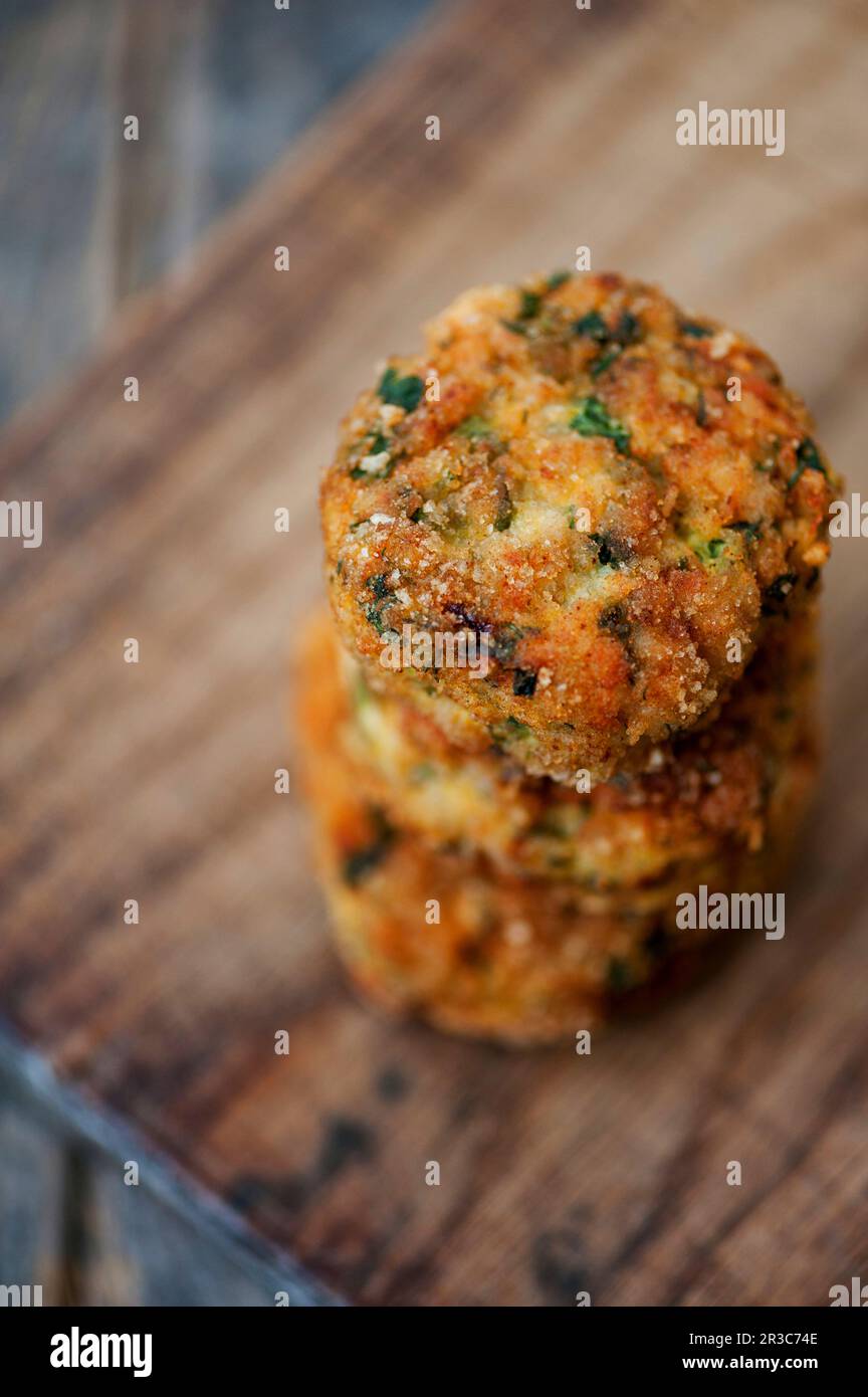 Piccoli hamburger di verdure su sfondo di legno Foto Stock
