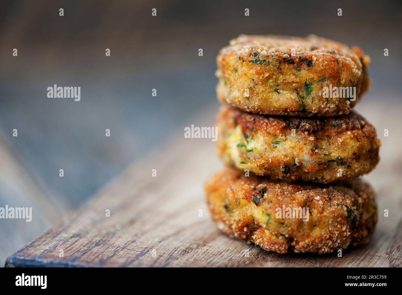 Frittelle di verdure piccole su una base di legno Foto Stock