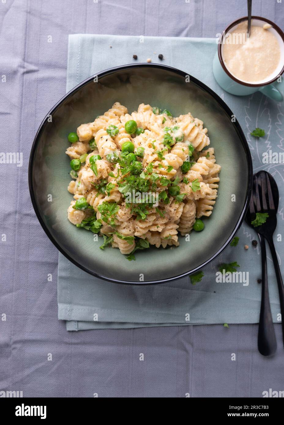 Mac vegan e formaggio con piselli Foto Stock