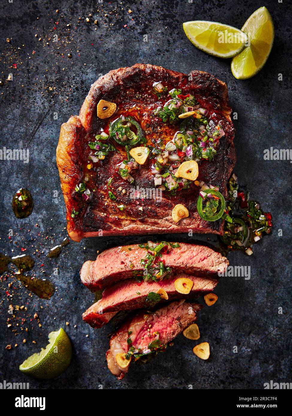 Bistecca parzialmente affettata con chimichurri Foto Stock