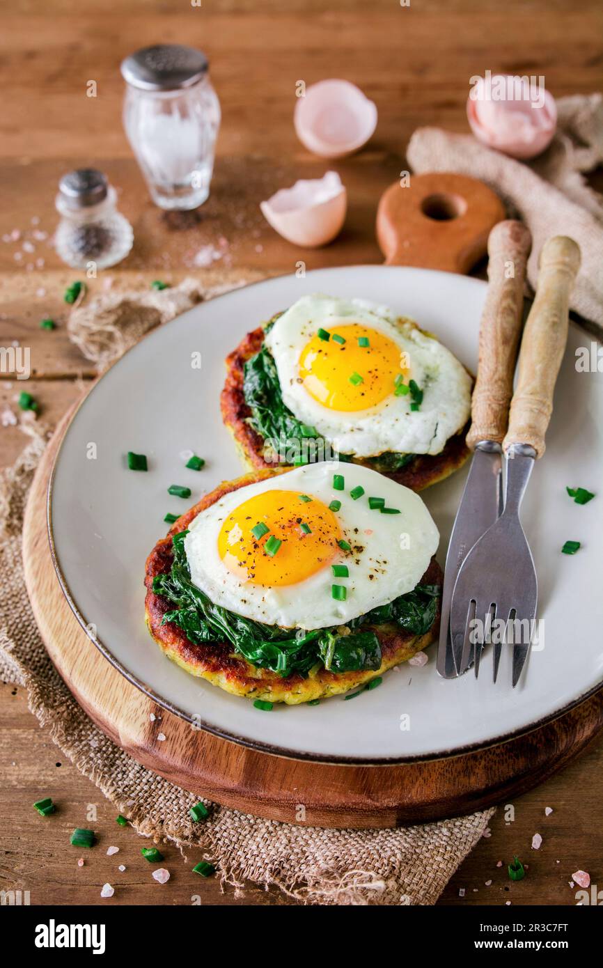 Frittelle di patate con spinaci e uova fritte Foto Stock