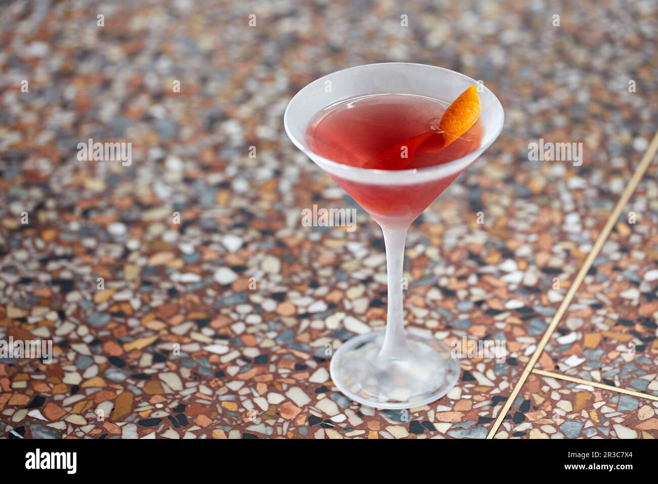 Un elegante cocktail con una decorazione arancione Foto Stock