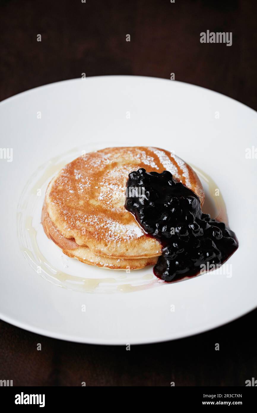 Frittelle al latticello con confettura di mirtilli Foto Stock