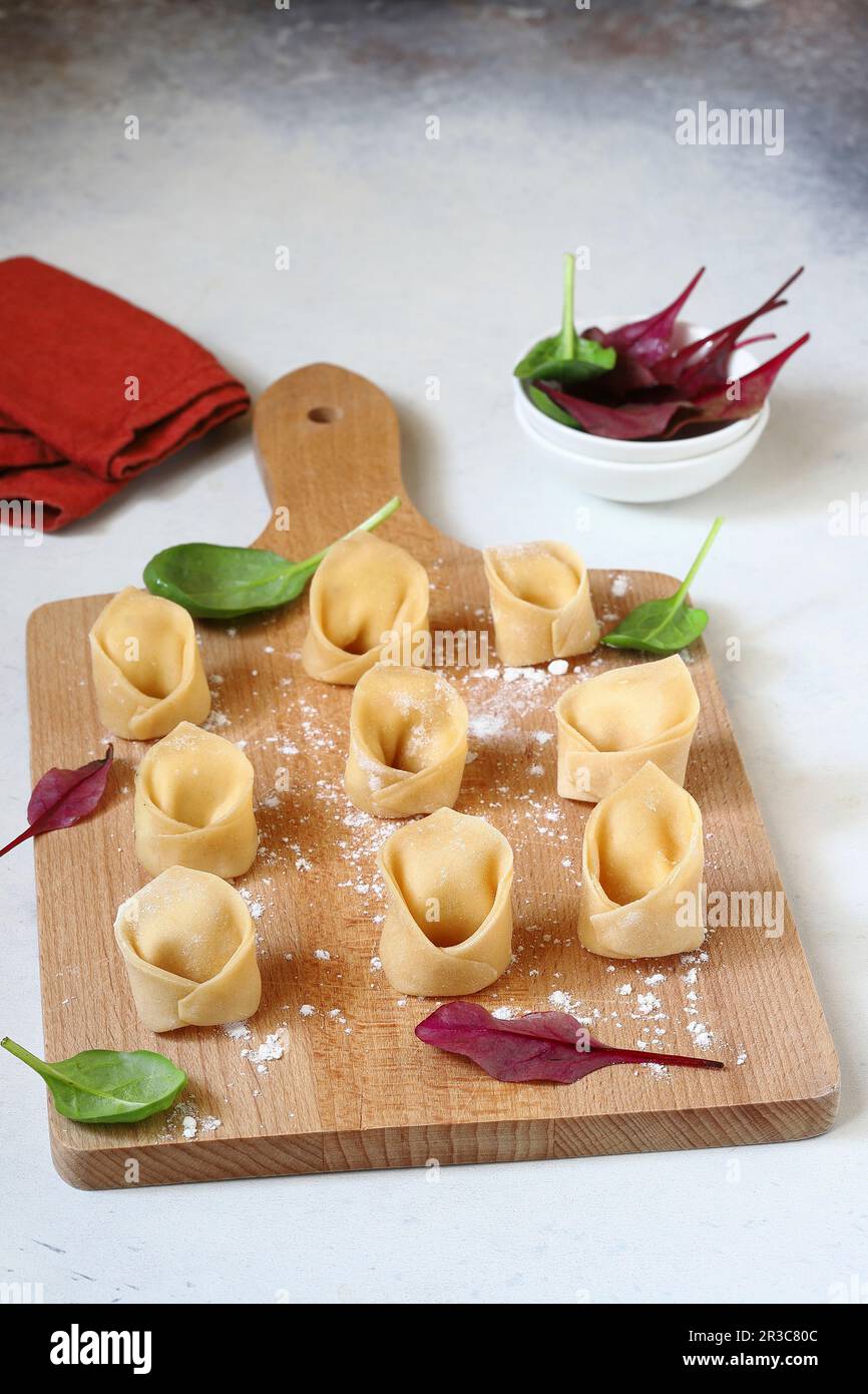 Tortelloni fatti in casa con ricotta, albicocche secche e spezie Foto Stock