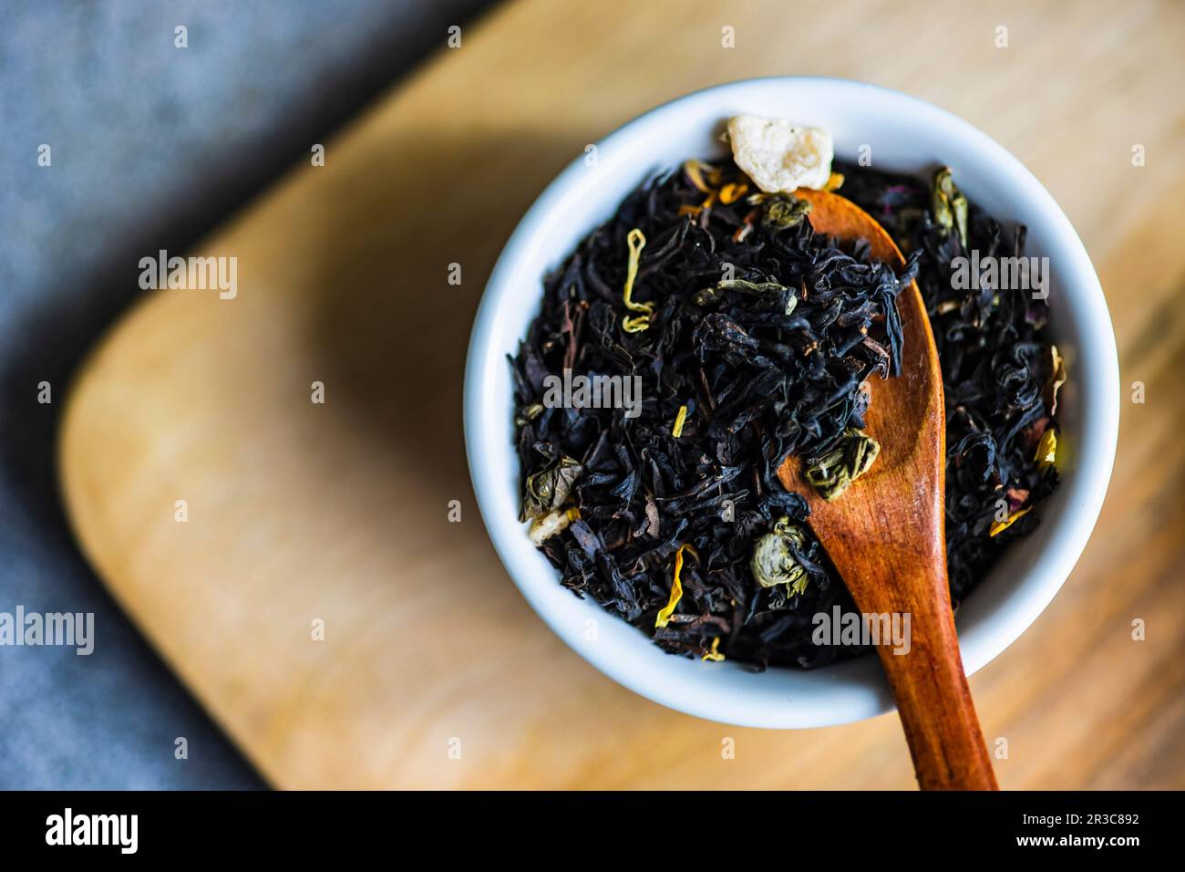 Salutare bevanda da tè con frutta ed elementi floreali servita su un tavolo di cemento Foto Stock