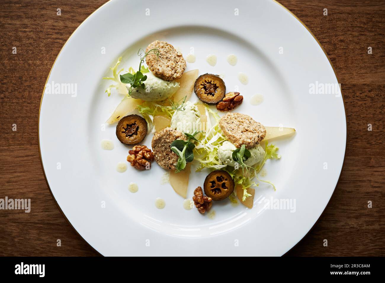 Insalata con noci nere e pere Foto Stock