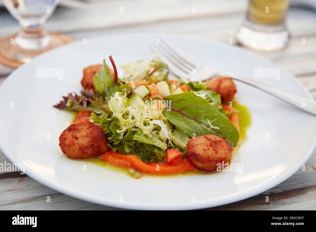 Capesante con purea di carote e insalata Foto Stock