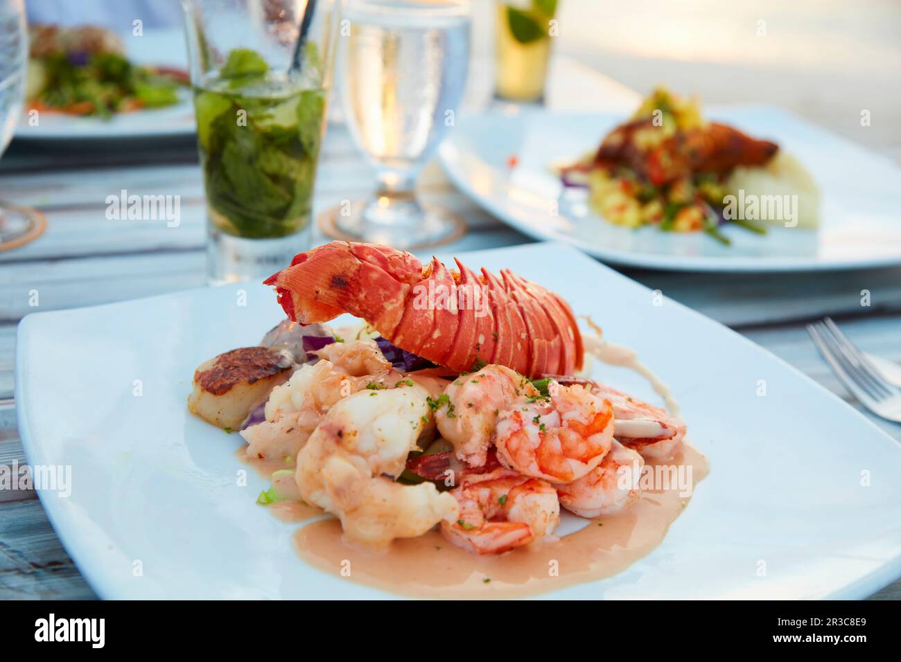 Aragosta, gamberetti e capesante con salsa cocktail Foto Stock