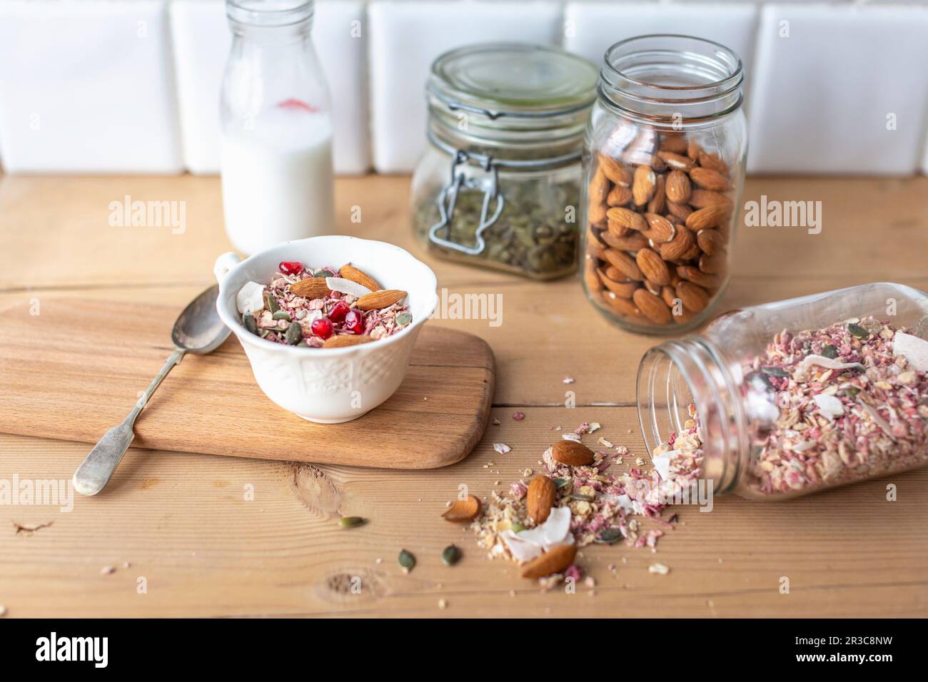 Colazione muesli con semi di melograno e mandorle Foto Stock