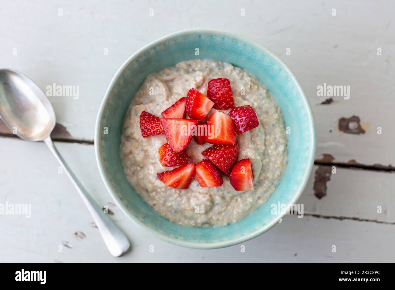 Porridge con semi di chia e fragole Foto Stock