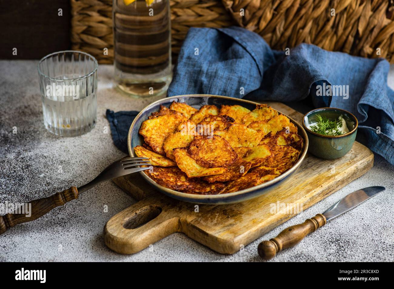 Frittelle di patate tradizionali ucraine servite con panna acida e aneto alle erbe Foto Stock