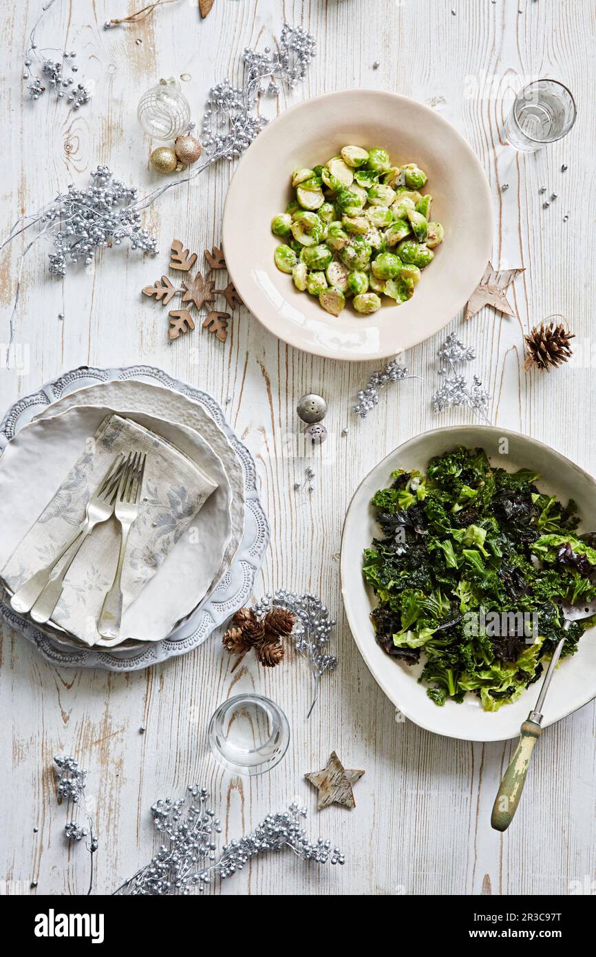 Bruxelles germogli e kale come contorni della cena di Natale Foto Stock