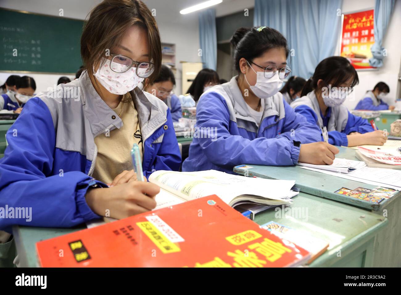 LIANYUNGANG, CINA - 23 MAGGIO 2023 - studenti che stanno per sostenere l'esame di ingresso al National College (Gaokao) studiano in una classe a Lianyung Foto Stock